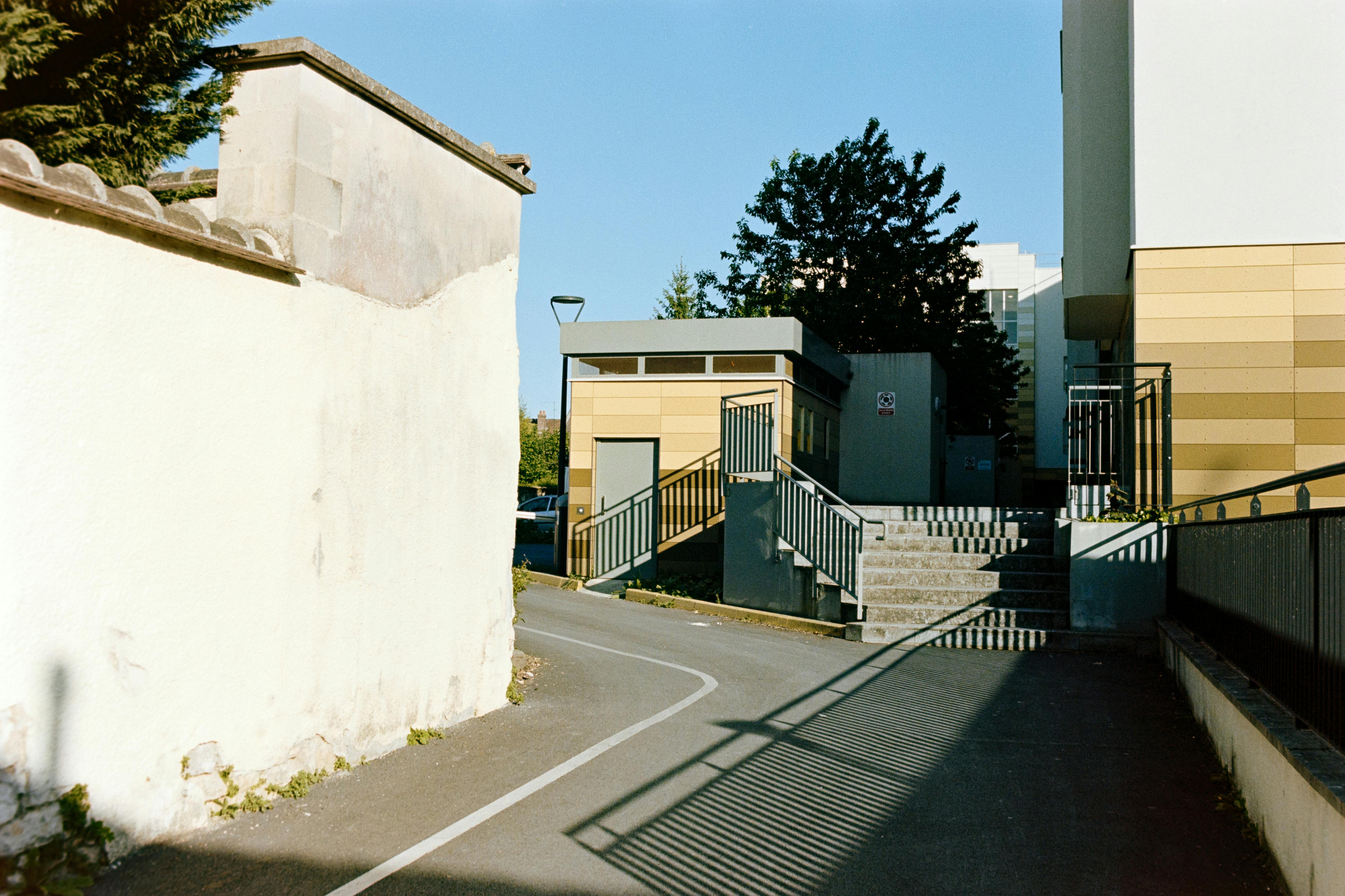 Ücretsiz Fransa'nın Compiègne kentinde merdivenleri ve binaları olan sakin bir şehir içi ara sokak. Stok Fotoğraflar