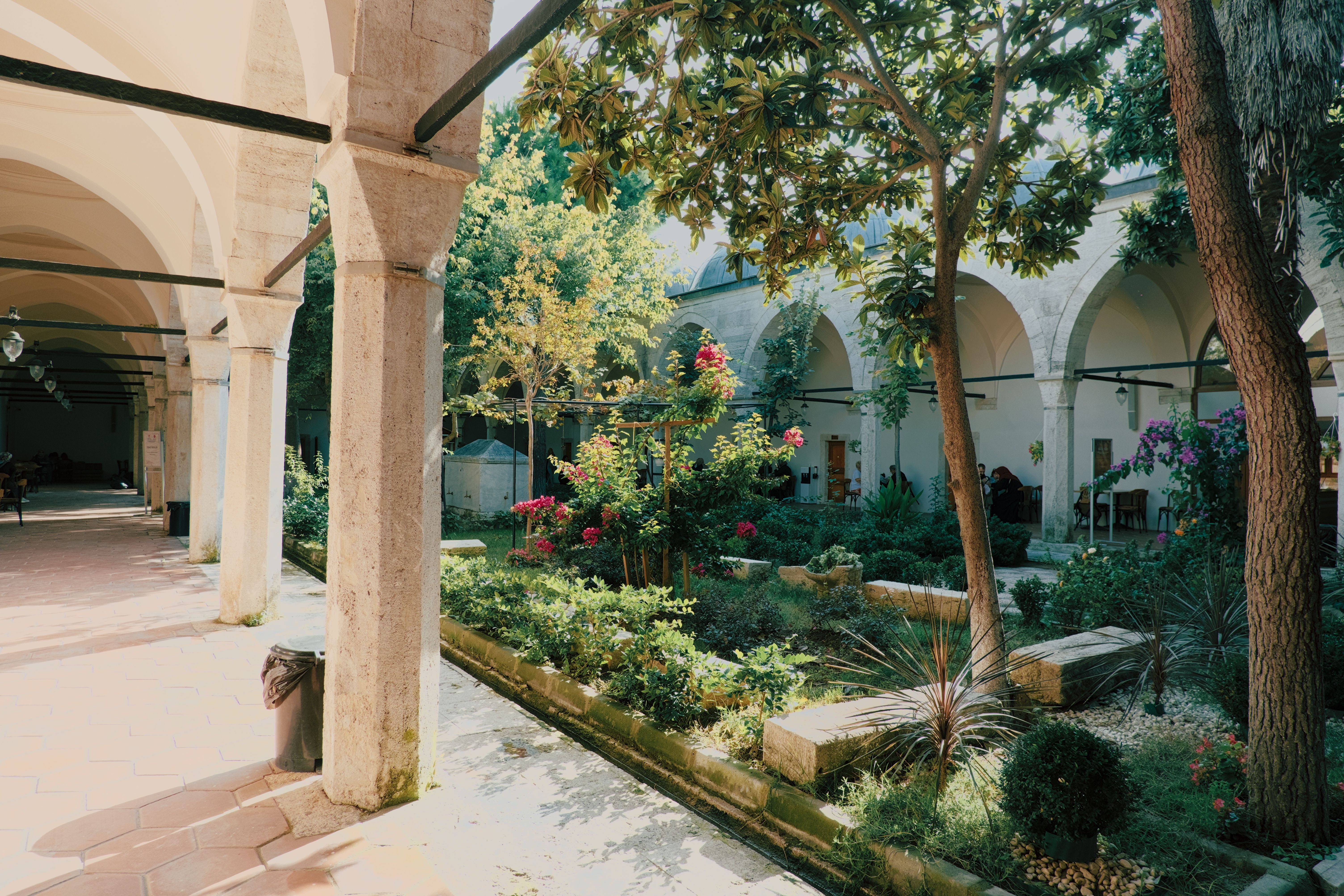 İstanbul'da Osmanlı mimarisi ve yeşilliklerle çevrili sakin bir cami avlusu