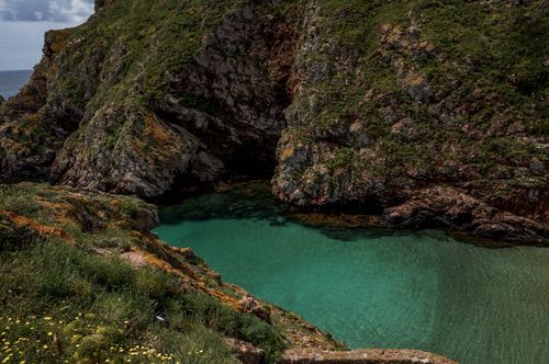 Free A stunning view of a natural rocky cove with clear turquoise waters, perfect for nature lovers. Stock Photo