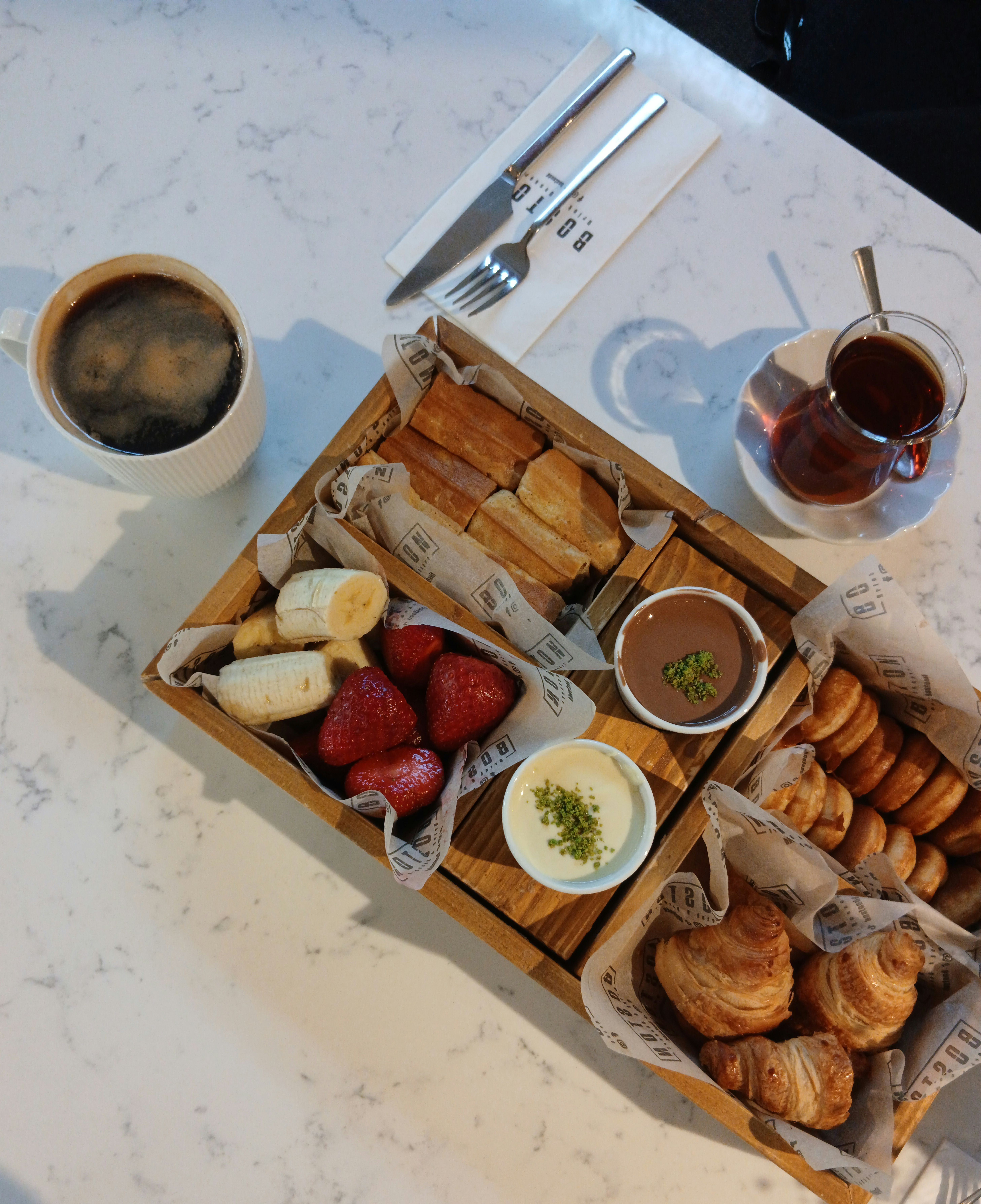 Delicioso Café Da Manhã Com Doces E Frutas · Foto profissional gratuita
