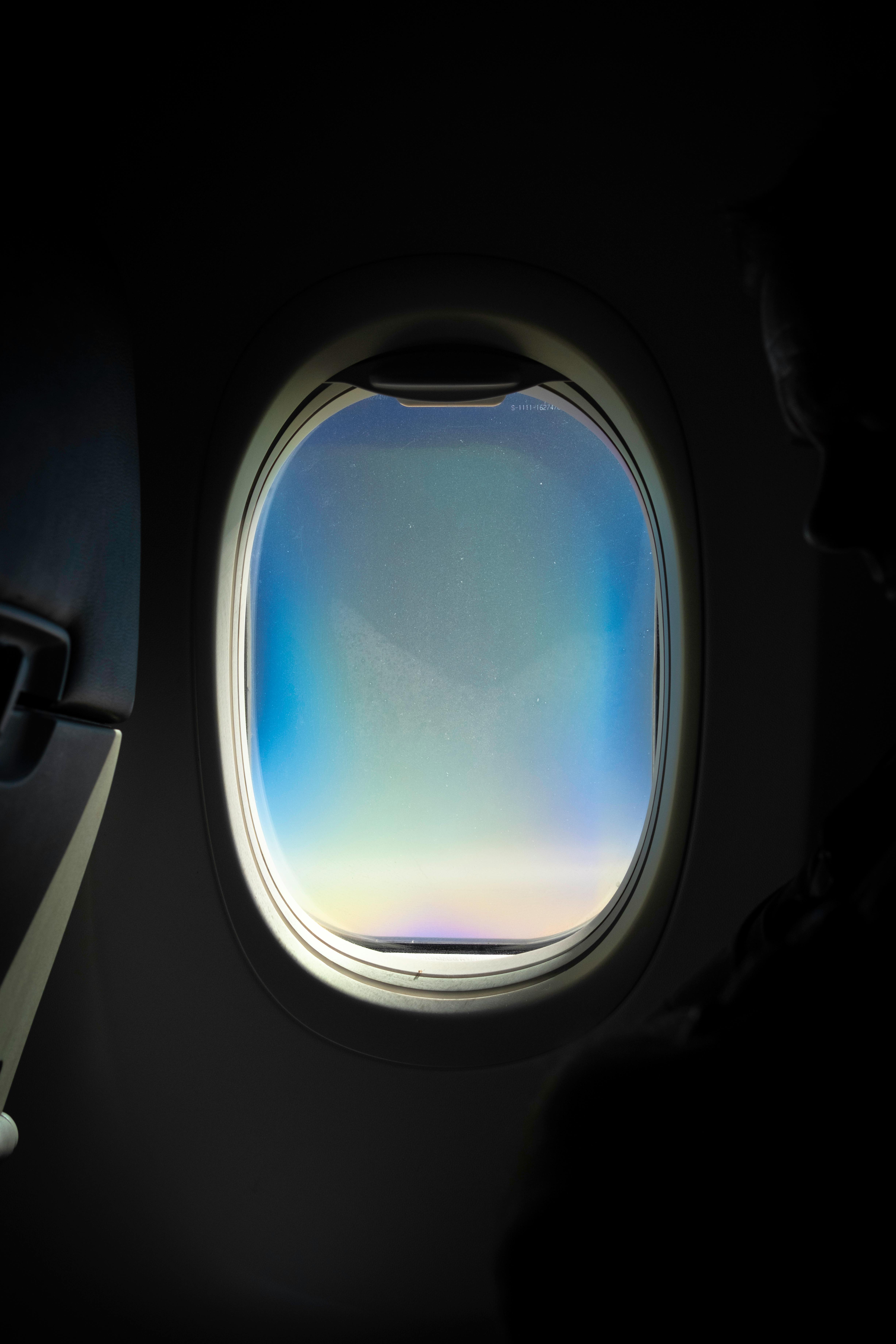 Fotografo che cammina in un vicolo stretto all'alba per cercare location