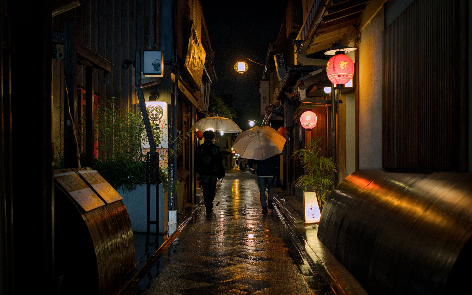 Una calle vacía y empapada por la lluvia al anochecer
