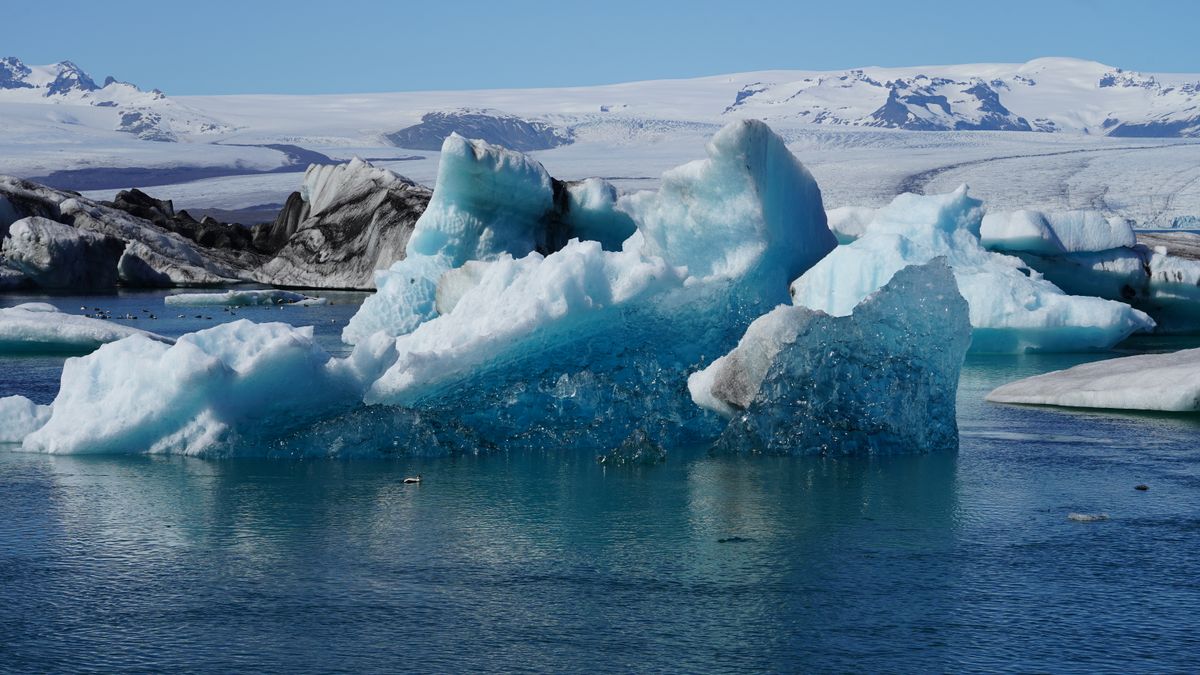 Icebergs floating in the Jokulsarlon glacial lagoon