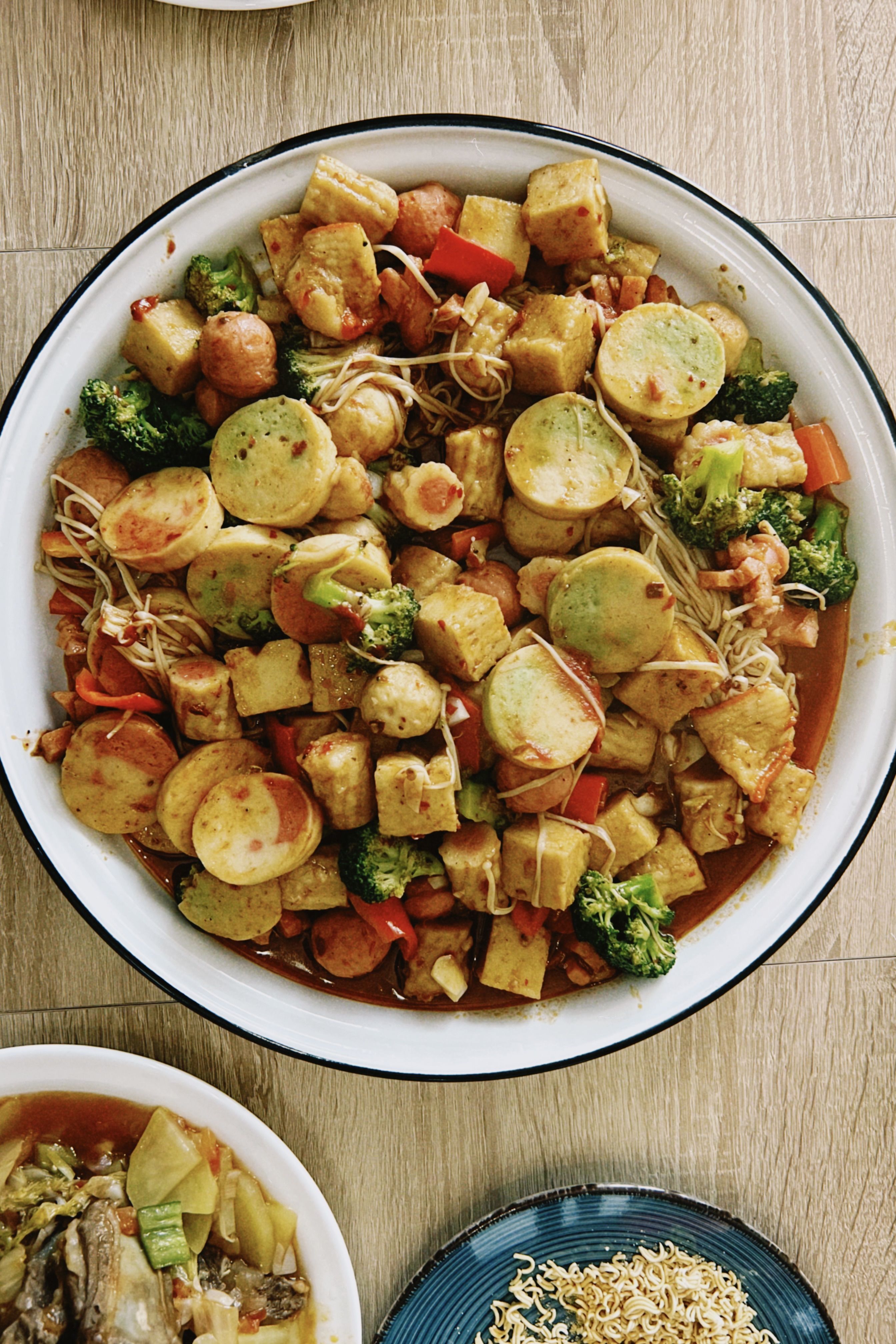 Tumis vegan colorful dengan brokoli, tahu, dan sayuran
