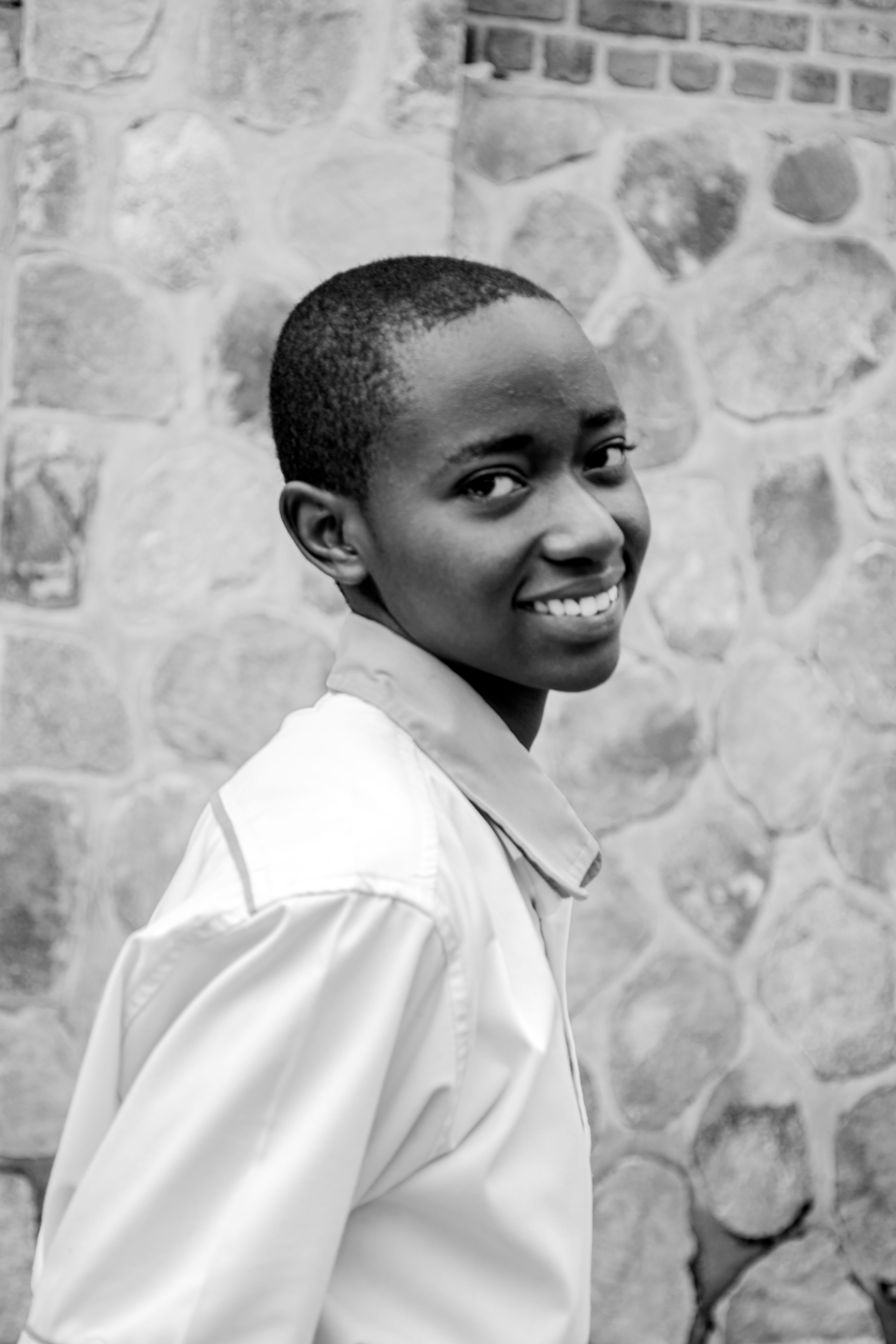 Portrait Noir Et Blanc D'une Personne Souriante En Extérieur · Photo ...