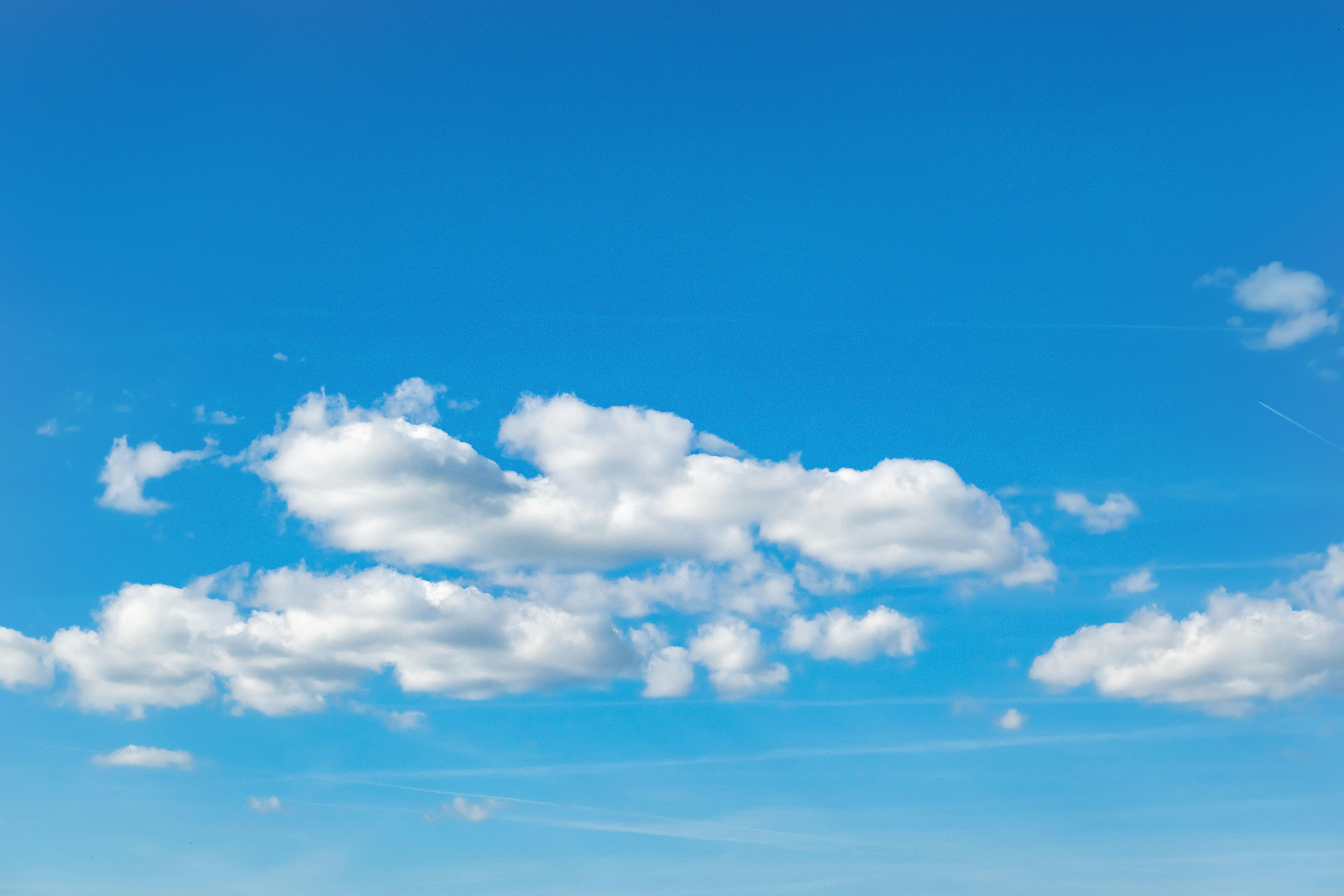 免費 湛藍的天空，朵朵白雲，象徵寧靜與清新。 圖庫相片
