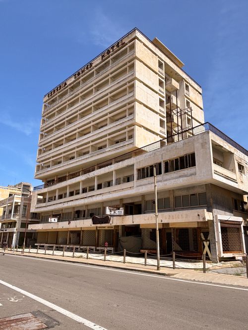 Gratis Vecchio edificio abbandonato e in degrado urbano a Gazimağusa, Cipro, sotto un cielo azzurro e limpido. Foto a disposizione