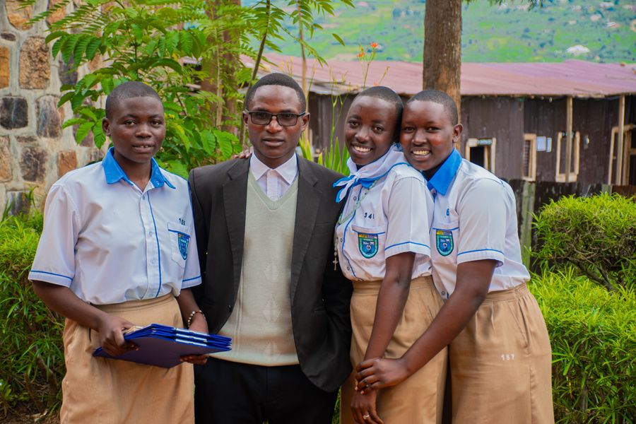 Des élèves et leur enseignant réunis dans le jardin de l'école