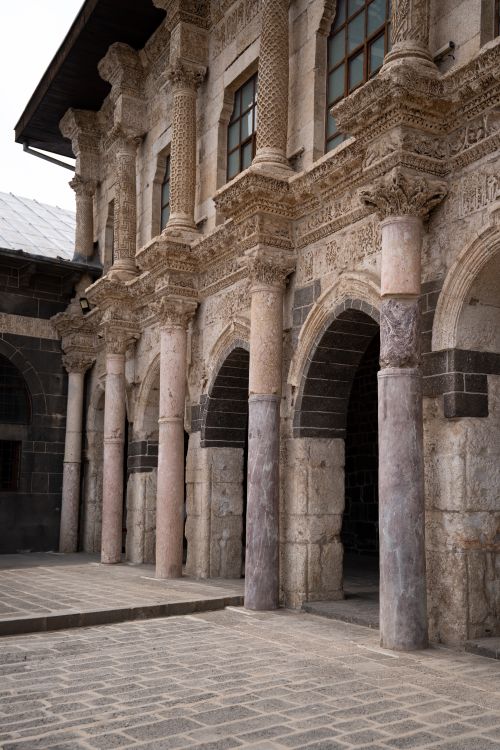 Free A beautiful display of intricate Ottoman architectural design featuring detailed stone and marble arches. Stock Photo
