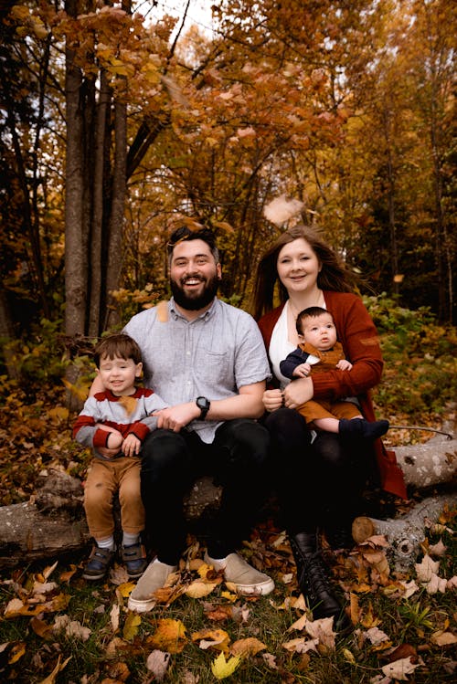 木の丸太に座っている家族の写真