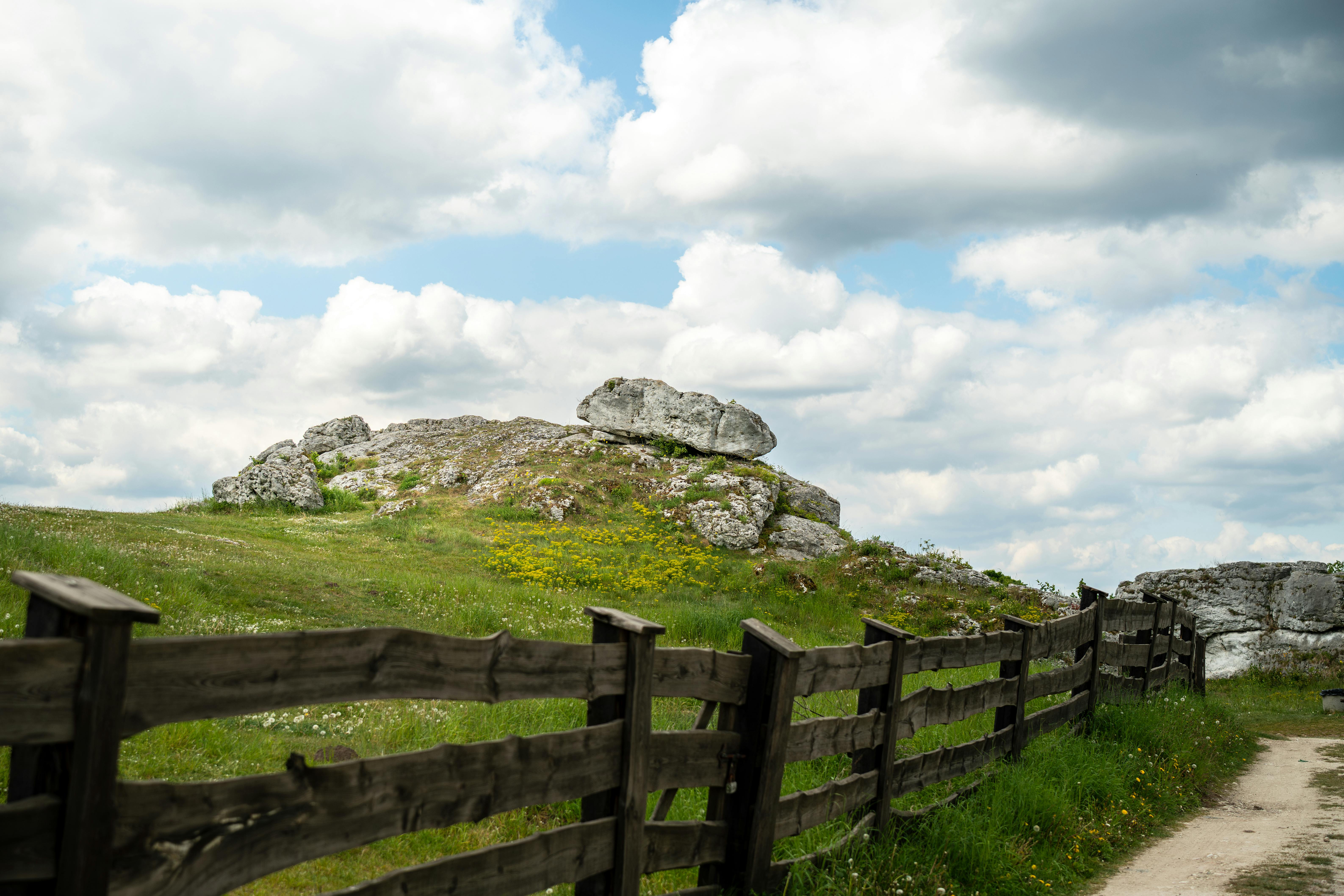 Magnifique paysage avec des rochers et une clôture sous un ciel nuageux à Olkusz, en Pologne.