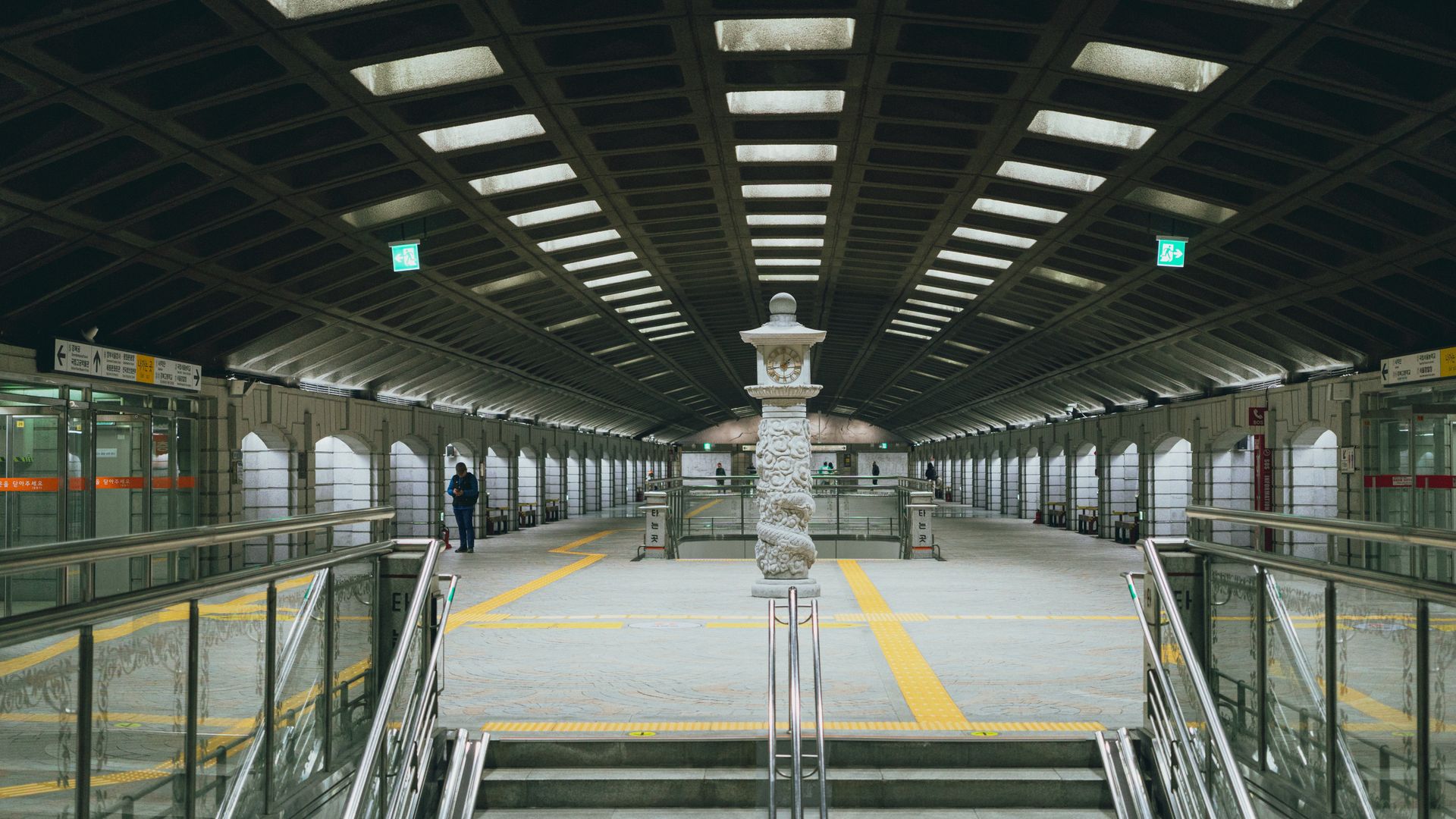 Gyeongbokgung Station yang memperlihatkan sistem modern untuk belajar cara naik subway Seoul
