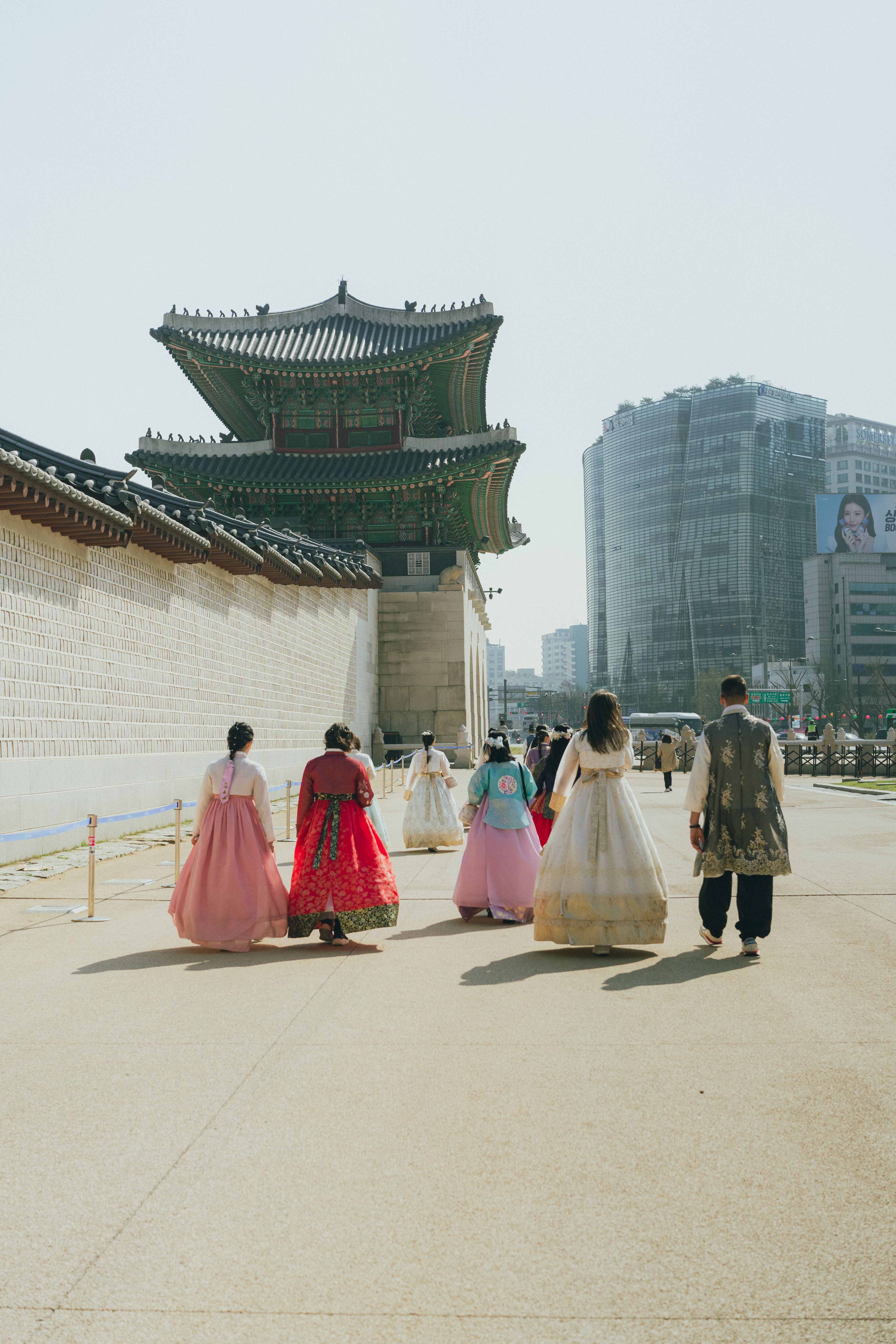 Wisatawan berjalan menuju Gyeongbokgung setelah sewa hanbok Korea di Seoul