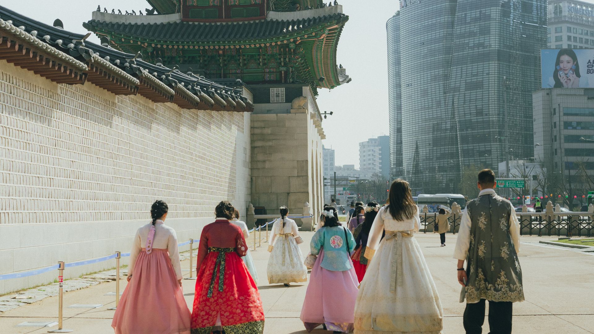 Wisatawan berjalan menuju Gyeongbokgung setelah sewa hanbok Korea di Seoul