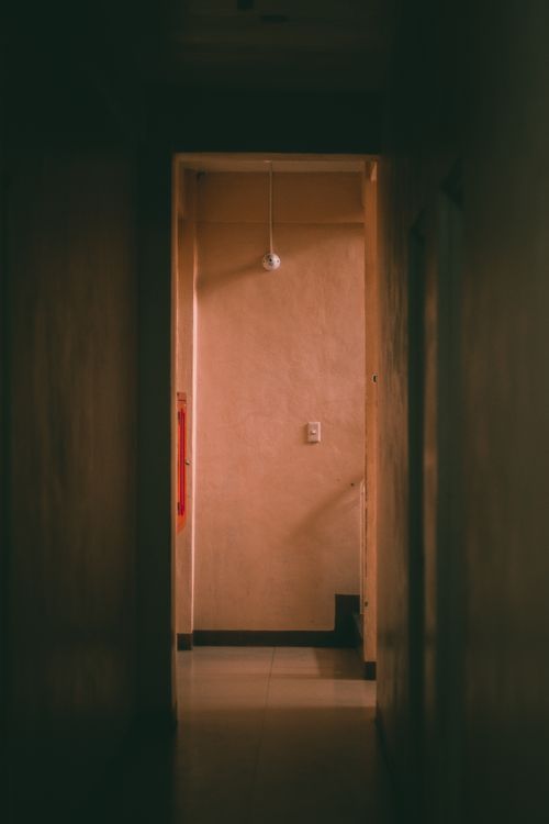 ▼雨衣男疑似走出家門關閉樓梯間電源。(示意圖/pexels)