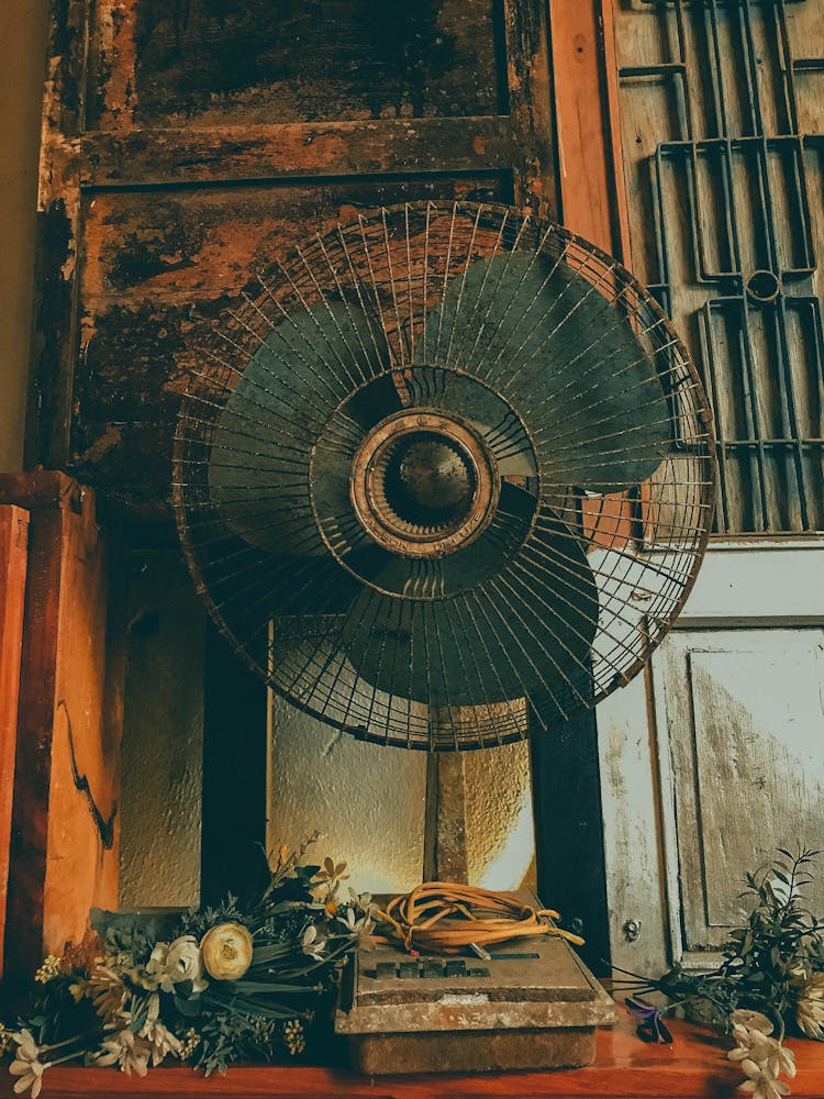 Close -up Of A Dirty Worn Down Old Desk Electric Fan