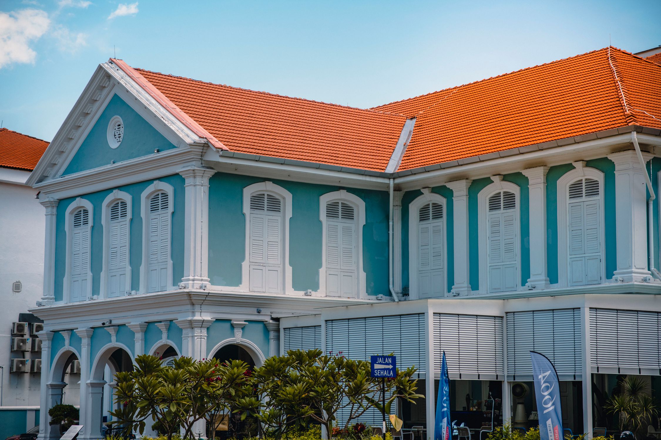 Colonial Style Building with Red Roof · Free Stock Photo
