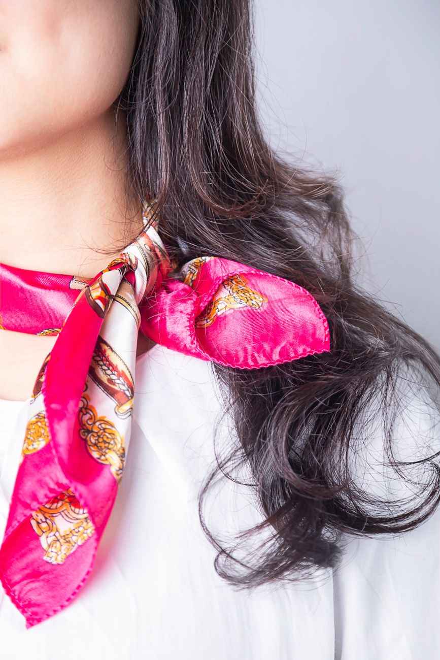 Comment porter le foulard en top : la tendance de l’été expliquée