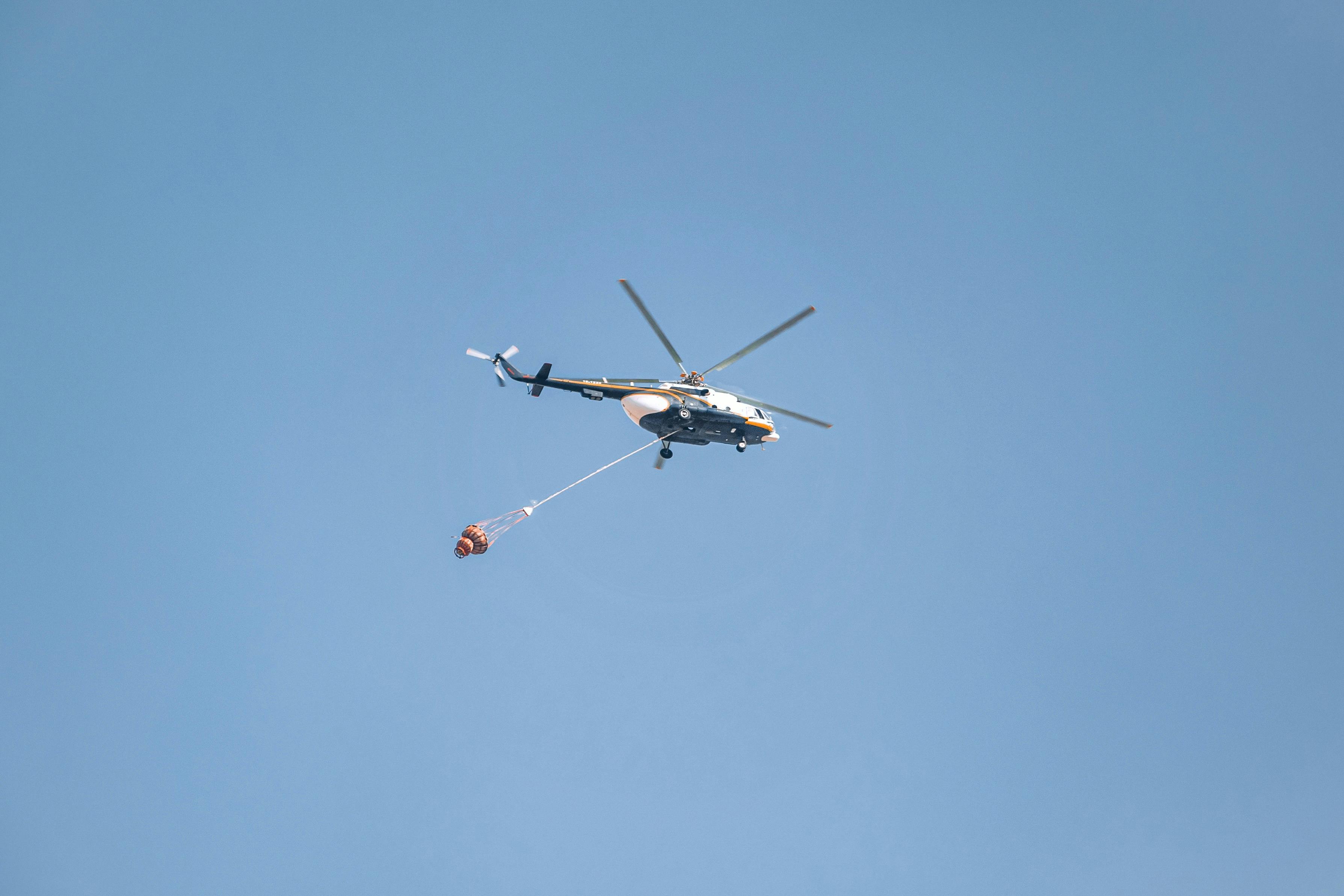 Helikopter IAF uza Bambi Bucket atu kombate rai-ahi iha Kasauli, Himachal Pradesh, ho fumaca boot iha rai