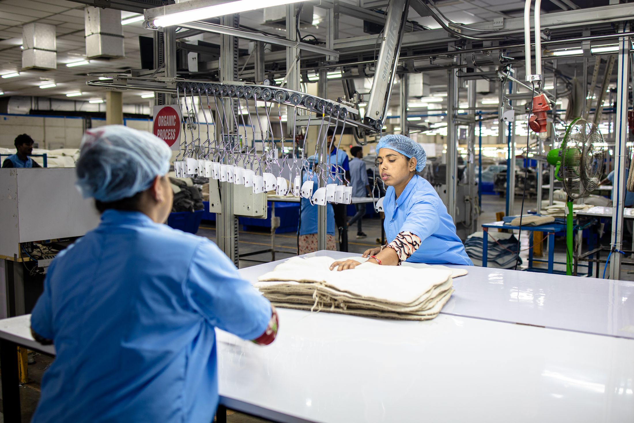Línea de producción textil con operarias trabajando en conjunto
