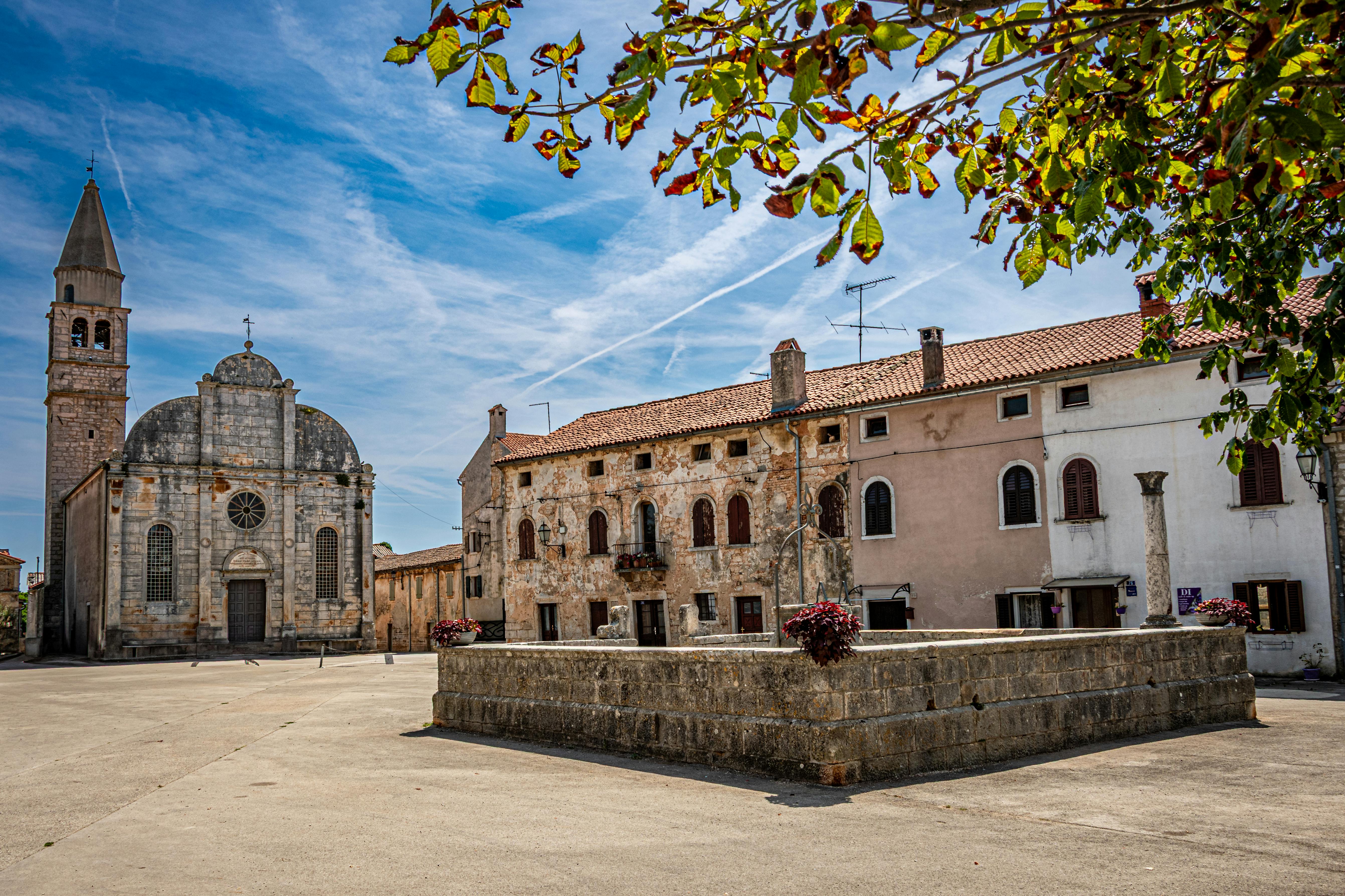 Kerkplein Svetvincenat in Kroatië