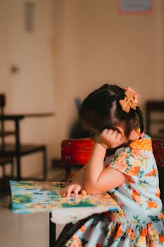 教室里，一个年轻女孩正全神贯注地看书