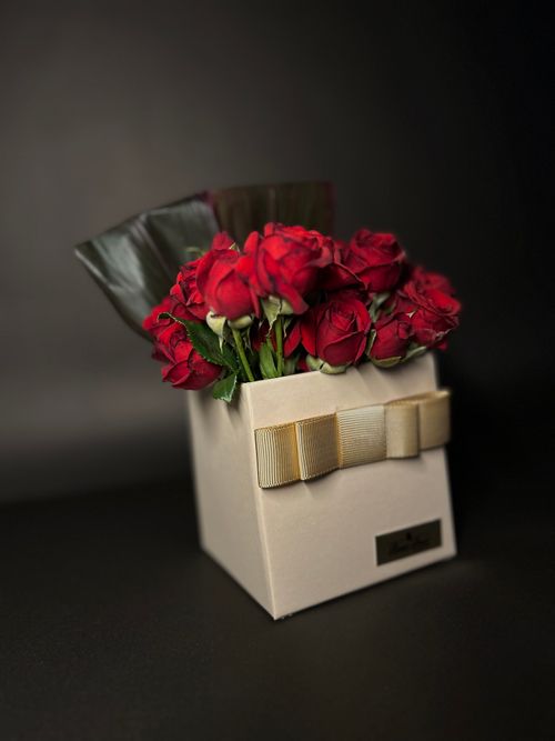 Free A luxurious boxed bouquet of red roses perfect for romantic occasions and gifts. Stock Photo