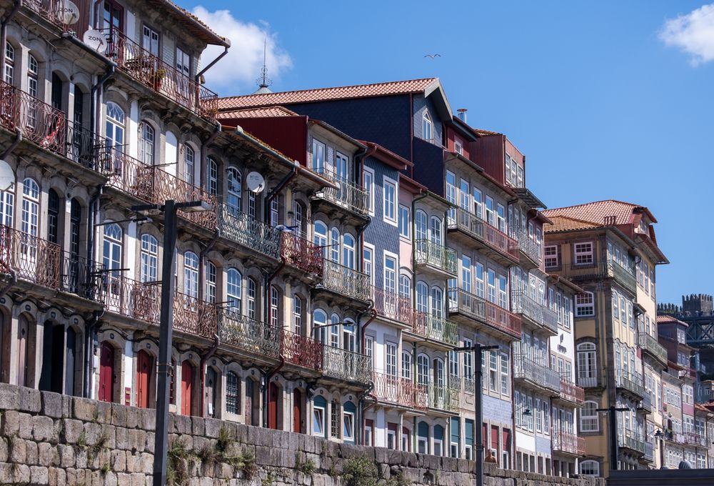 Fachadas de colores de las casas del barrio de la Ribeira, junto al río Duero, en Oporto