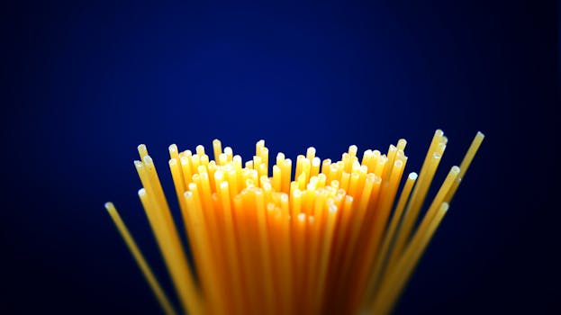 深蓝色背景上，特写的生意大利面纹理清晰可见