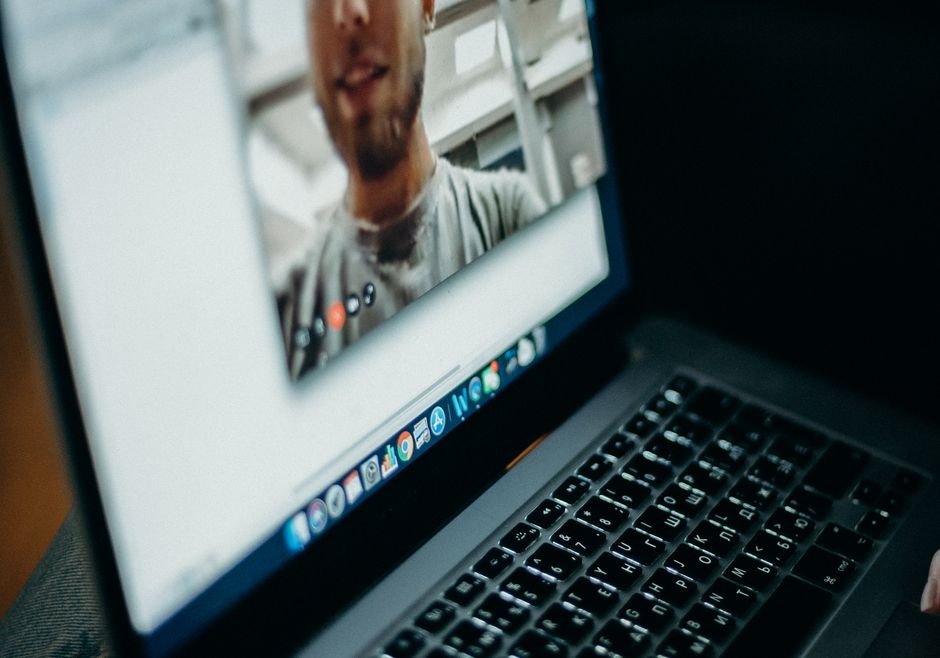 Online dating: starting a conversation on a niche platform