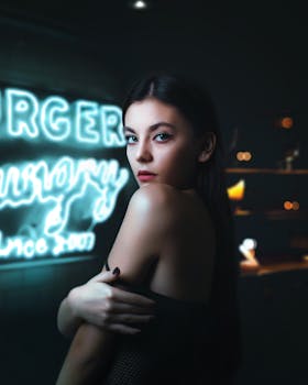 霓虹灯照亮了女人的迷人肖像，营造出都市时尚的氛围