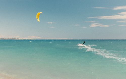 Free Experience the thrill of kitesurfing on the turquoise waters off Antalya, Türkiye. Stock Photo