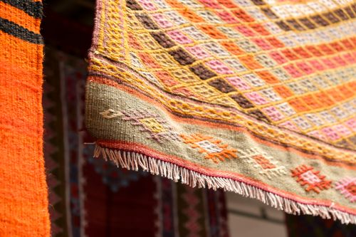 Free Vibrant Turkish rug showcasing intricate patterns in Bergama, İzmir, Türkiye. Stock Photo