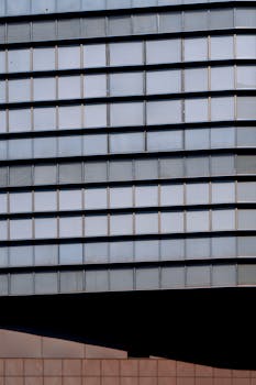 低角度拍摄的圆滑现代建筑与玻璃立面，映衬出城市建筑的风格