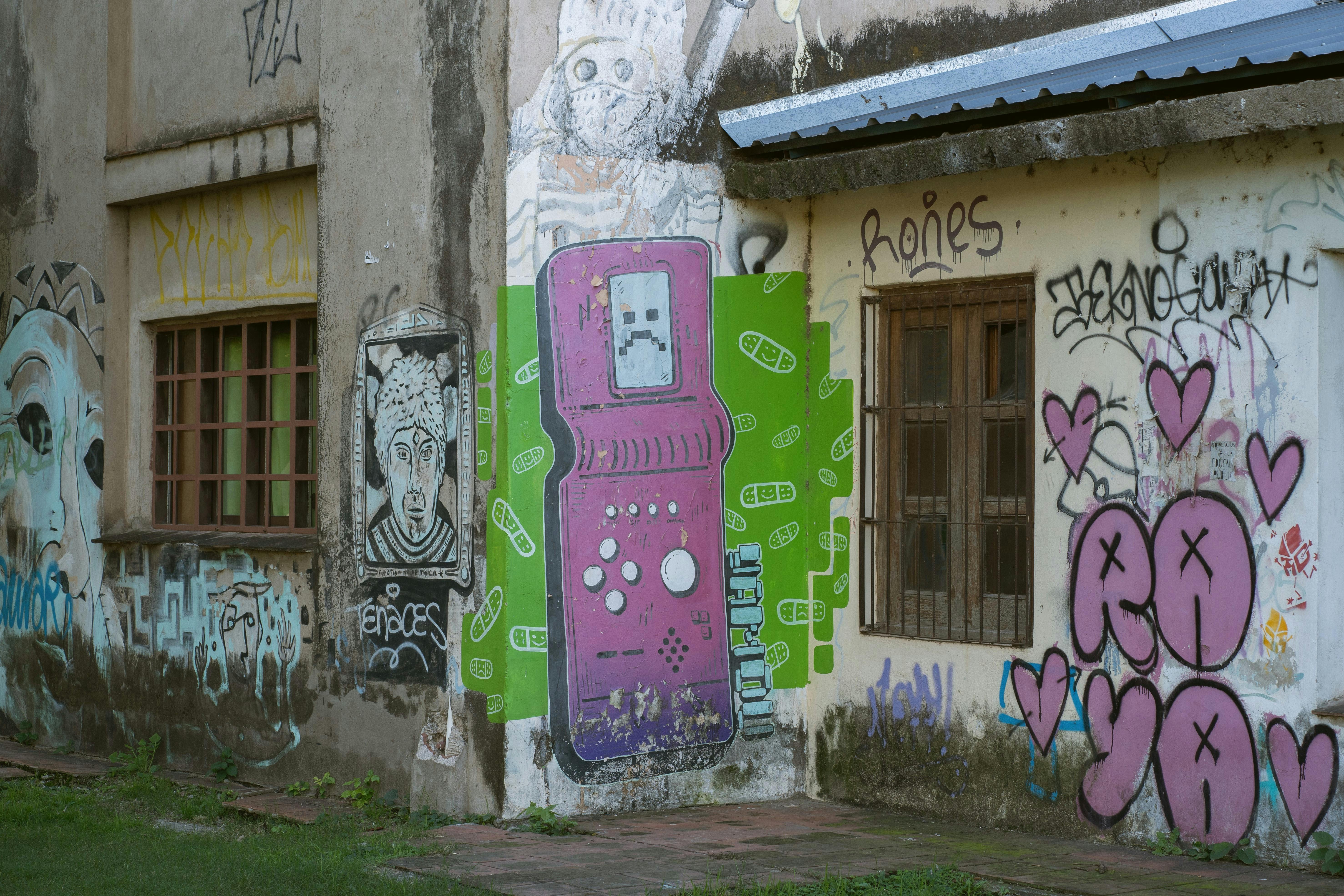 Gratuit Artă stradală vibrantă și graffiti pe peretele unei clădiri universitare din Córdoba, Argentina. Fotografie de stoc