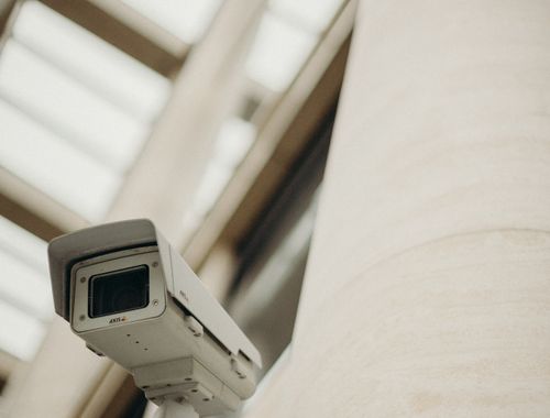 Câmera de segurança CFTV instalada em parede