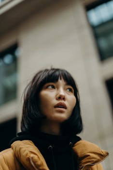 城市环境中，一位年轻女子身着时尚街头服饰的艺术肖像