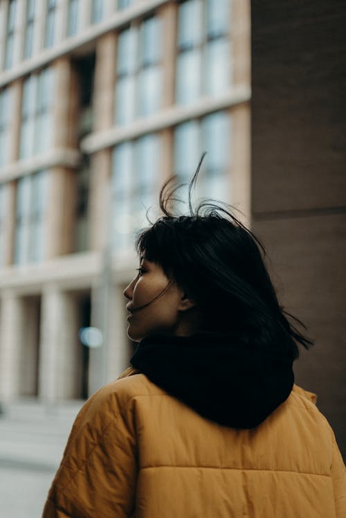 Mujer En Chaqueta De Burbuja Amarilla