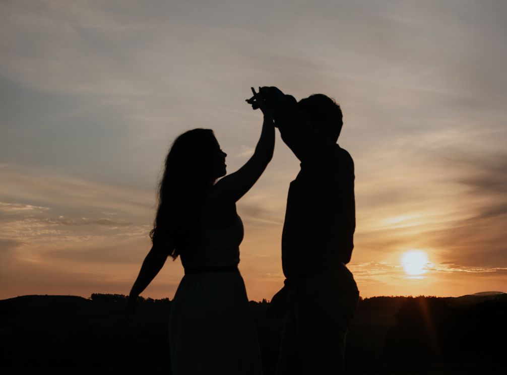Online dating: starting a conversation on a niche platform
