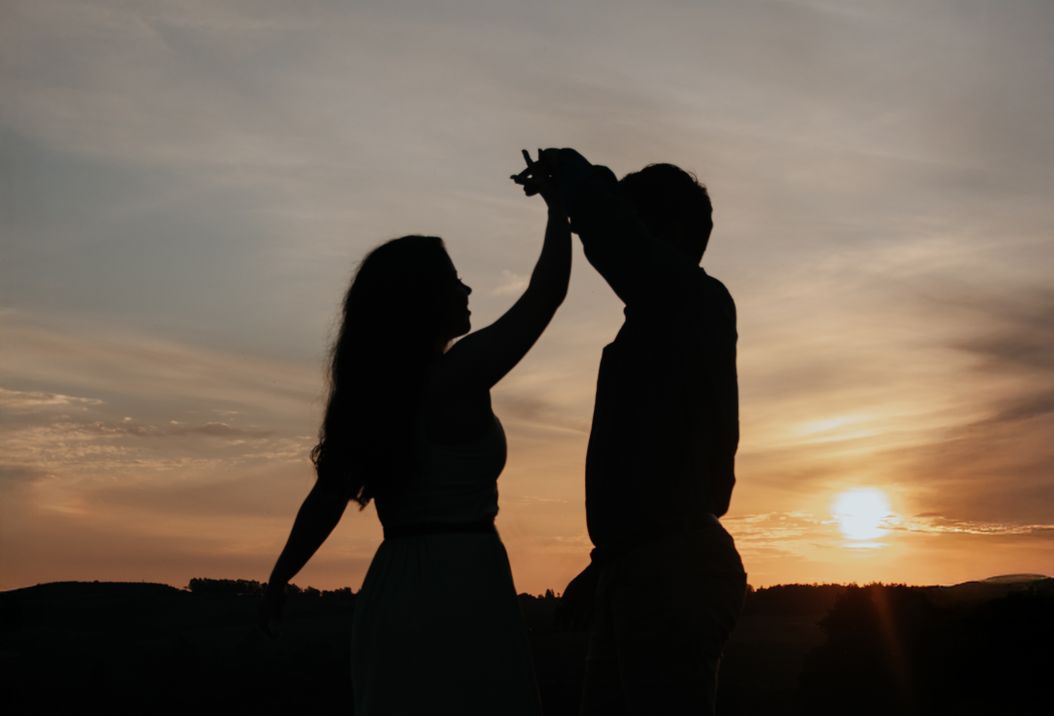 Online dating: starting a conversation on a niche platform