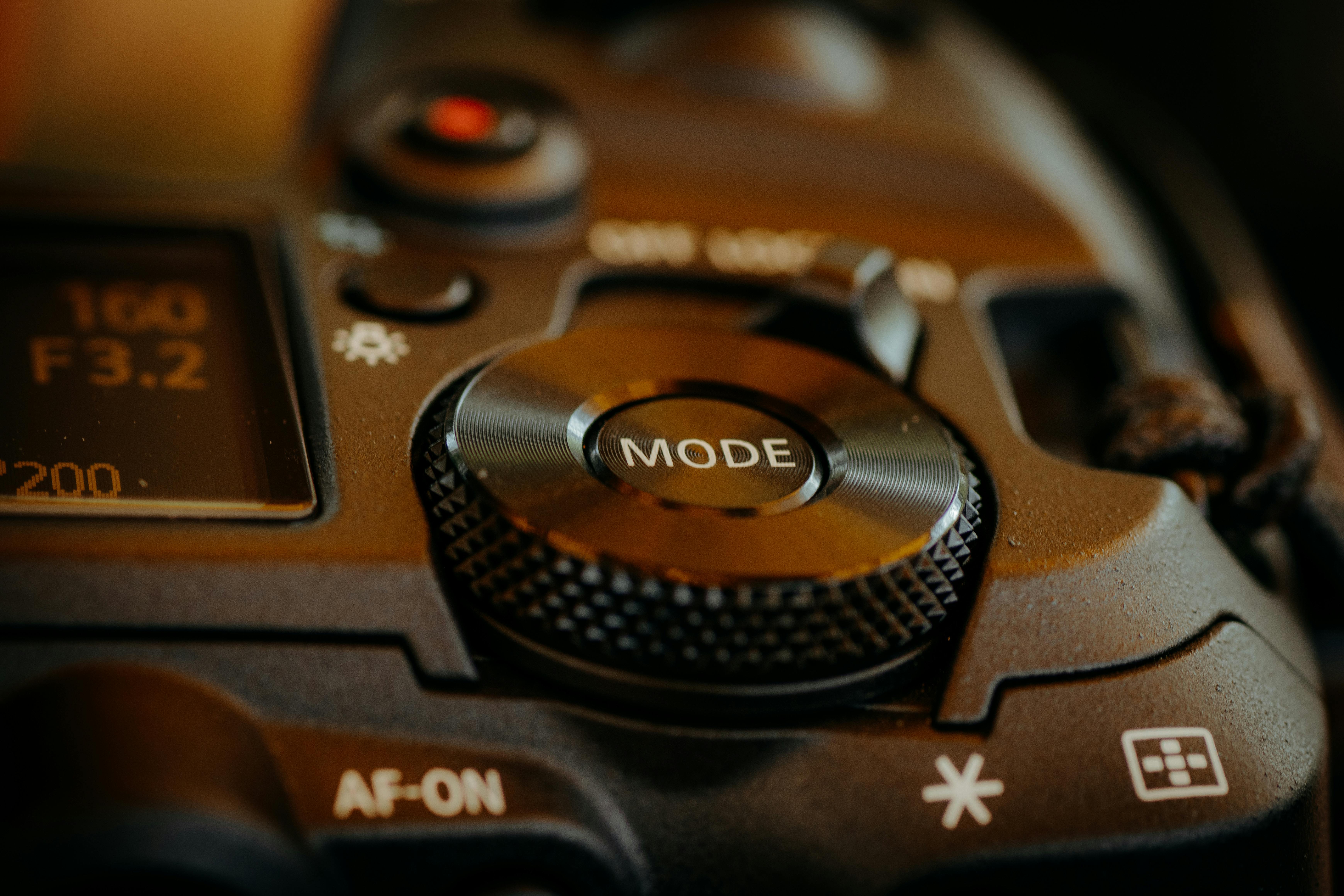 gratis Gedetailleerd overzicht van de modusknop en knoppen van de DSLR-camera, met weergave van de fotografie-instellingen. Stockfoto