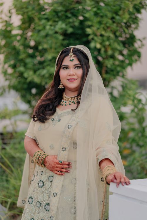 Free Portrait of a woman in traditional Indian attire, smiling outdoors. Stock Photo