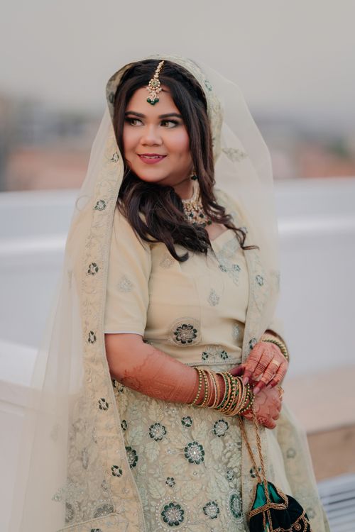 Free A beautiful bride in traditional South Asian dress, elegantly posing with intricate jewelry and makeup. Stock Photo