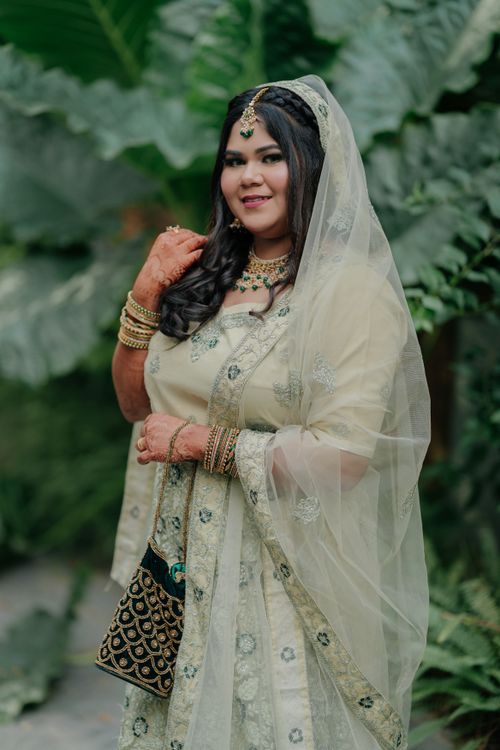 Free Portrait of an elegant woman in traditional attire with intricate henna designs and jewelry. Stock Photo