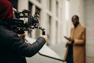 电影制片人在户外拍摄电影场景，捕捉时尚的男性主题