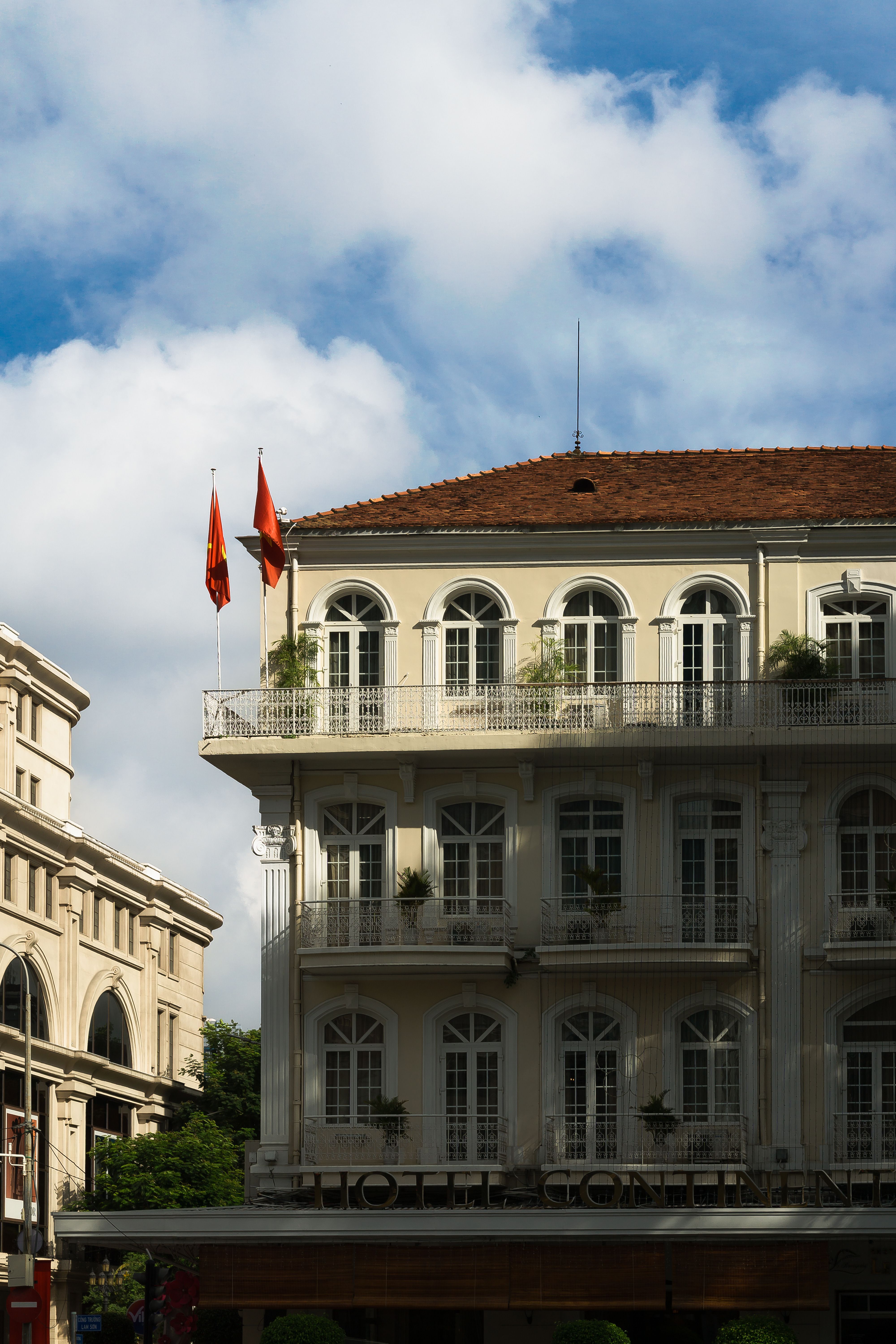 Historic Colonial Building with Red Roof · Free Stock Photo