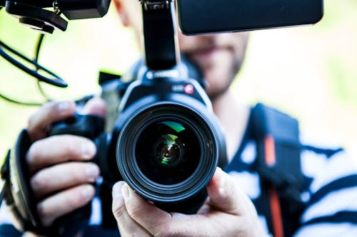 Orang Yang Memegang Foto Close Up Kamera Canon Dslr