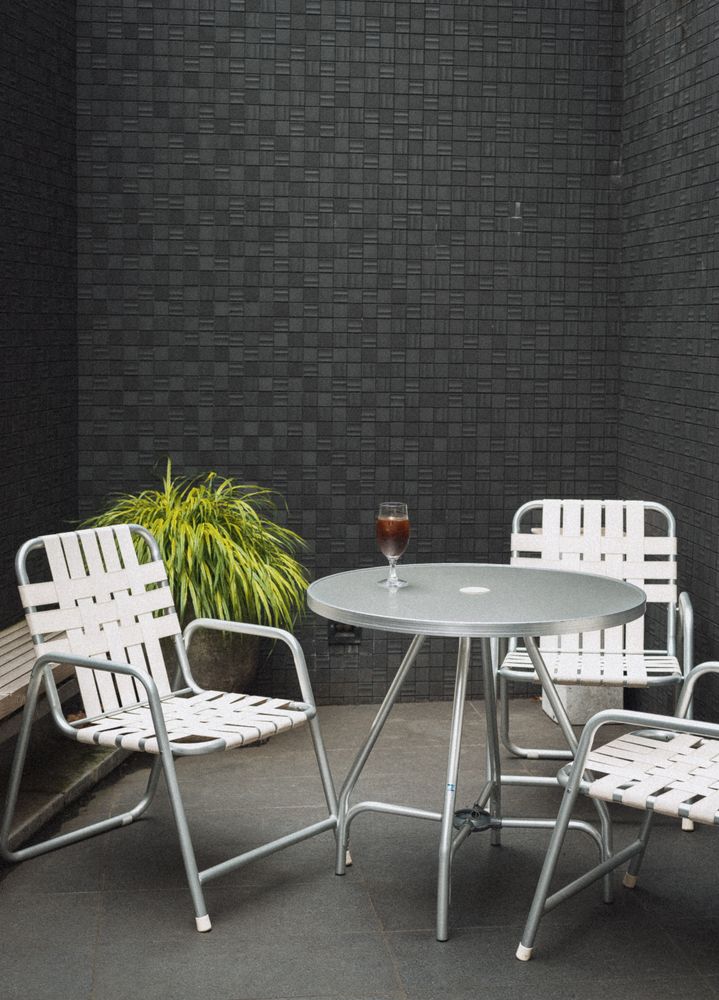 Terrasse contemporaine avec mobilier et garde-corps