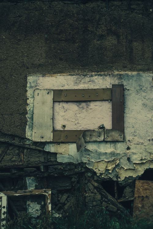 Free Weathered wall showcasing peeling paint and rustic textures, perfect for backgrounds. Stock Photo