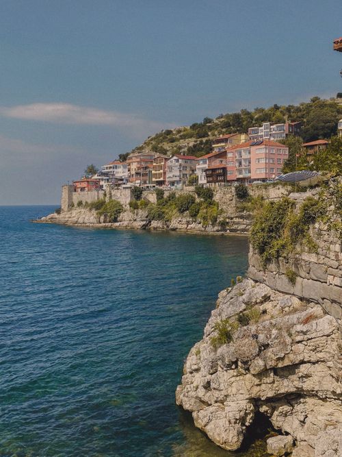 Free Picturesque seaside town of Amasra, Türkiye, with stunning cliffs and blue sea. Stock Photo